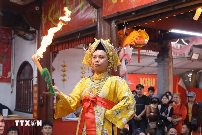 Thực hành, biểu diễn hầu đồng tại đền Công Đồng thuộc Khu di tích lịch sử, văn hóa Phủ Dầy (Vụ Bản, Nam Định). (Ảnh: Công Luật/TTXVN)