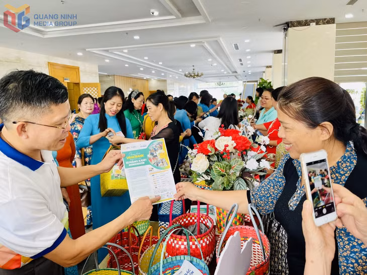 Công ty CP Xi măng và Xây dựng Quảng Ninh hướng dẫn cho các cán bộ, hội viên, phụ nữ trên địa bàn TP Hạ Long về cách thức tham gia mô hình Vracbank. Ảnh Hoàng Nga