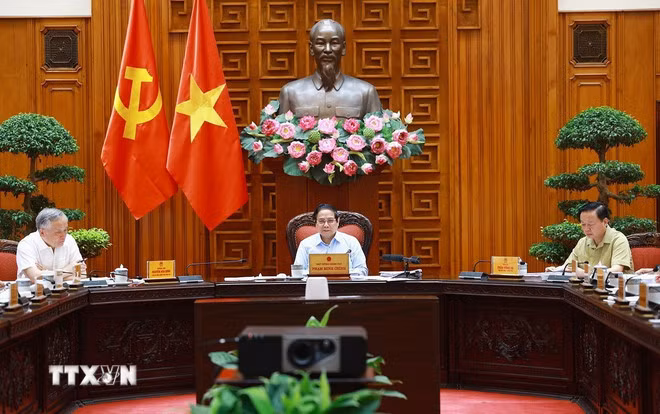 Thủ tướng Phạm Minh Chính chủ trì họp Thường trực Chính phủ với các bộ, ngành và Đoàn đàm phán Chính phủ về các vấn đề thương mại với Hoa Kỳ. (Ảnh: Dương Giang/TTXVN)