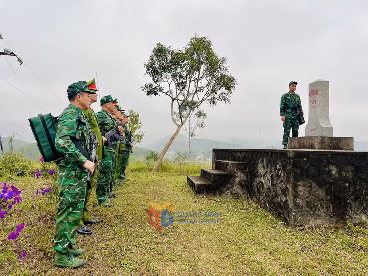 Đồn BP Bắc Sơn và Công an xã Bắc Sơn (TP Móng Cái) tuần tra kiểm soát đường biên cột mốc.