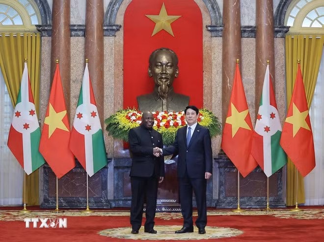 Chủ tịch nước Lương Cường và Tổng thống Burundi Evariste Ndayishimiye chụp ảnh chung. (Ảnh: Lâm Khánh/TTXVN)