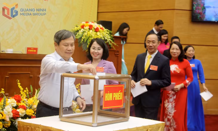 Các đại biểu bỏ phiếu bầu Ban Chấp hành Đảng bộ Văn phòng Tỉnh ủy lần thứ IX, nhiệm kỳ 2025-2030. Ảnh: Mạnh Trường