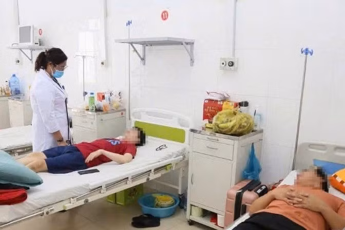 Bác sĩ đang thăm khám các bệnh nhân bị nhiễm ký sinh trùng do ăn thịt thỏ. Ảnh: CDC Đắk Lắk