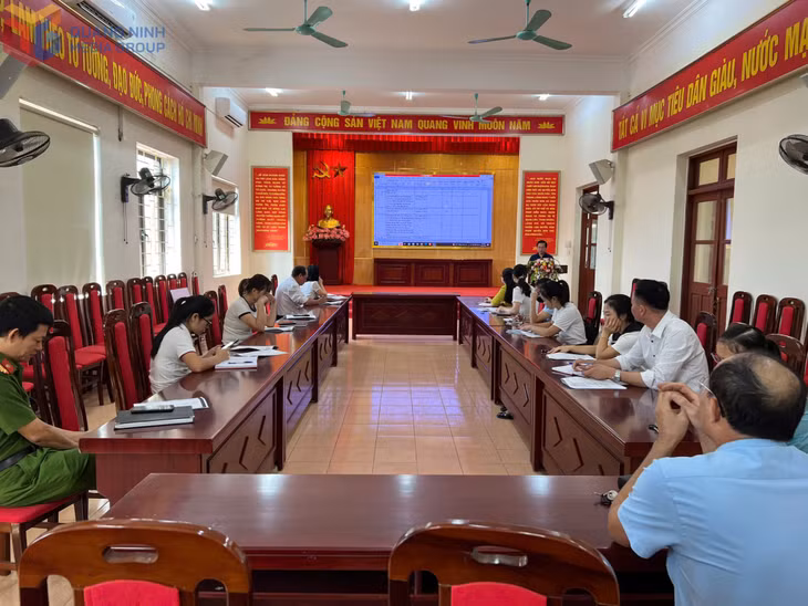 BCĐ chuyển đổi số xã Tiền An họp phân tích các chỉ số chuyển đổi số, xây dựng kế hoạch, phân công nhiệm vụ cụ thể các thành viên. Ảnh: Đơn vị cung cấp