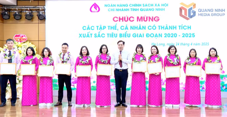 Phó Tổng Giám đốc Ngân hàng CSXH Vương Văn Minh trao giấy khen của Tổng Giám đốc Ngân hàng CSXH cho các cá nhân điển hình tiên tiến giai đoạn 2020-2025.