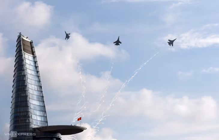 Tiêm kích Su-30MK2 thả bẫy nhiệt trên nóc tòa nhà Bitexco 68 tầng ảnh 1
