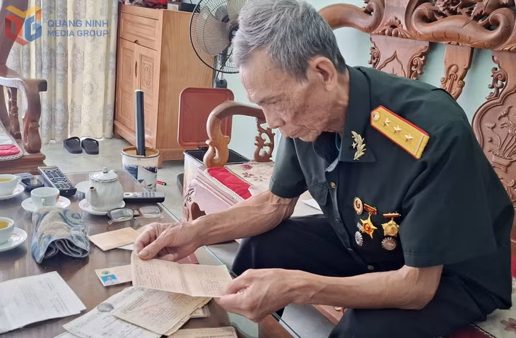 CCB Ngô Tiến Ninh tìm lại những tư liệu ông còn lưu giữ trong chiến tranh. Ảnh: Tư liệu