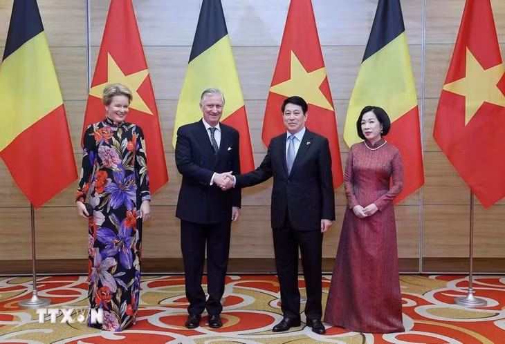 Chủ tịch nước Lương Cường và Phu nhân đón Nhà vua Vương quốc Bỉ Philippe và Hoàng hậu dự tiệc chiêu đãi. (Ảnh: Lâm Khánh/TTXVN)