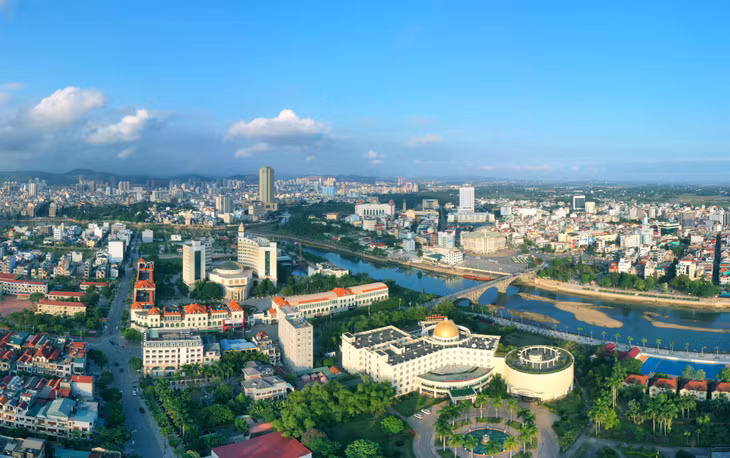 Trung tâm thành phố Móng Cái được quy hoạch đẹp và hiện đại (4-2025). Ảnh: Đỗ Giang