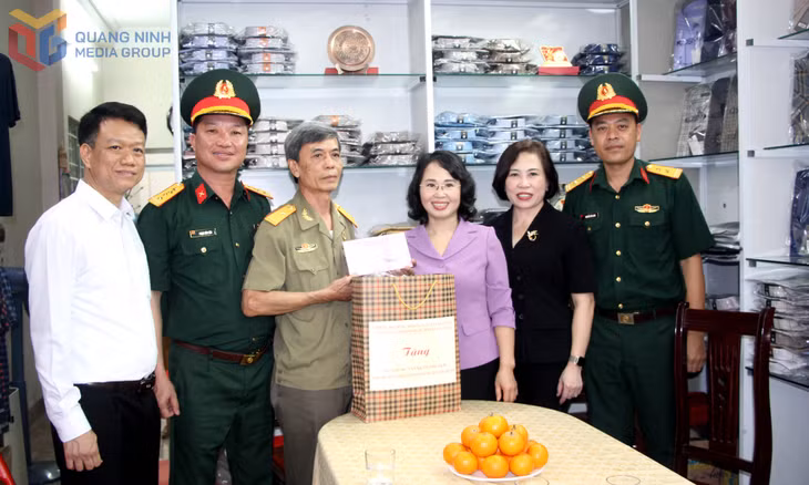 Đồng chí Trịnh Thị Minh Thanh, Phó Bí thư Thường trực Tỉnh ủy, Chủ tịch HĐND tỉnh, thăm hỏi, tặng quà ông Nguyễn Văn Bình, trú tại Khu 4A, phường Cẩm Trung.