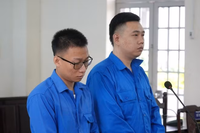 Hai bị cáo bị truy tố tội Giết người khi dùng hung khí giải quyết mâu thuẫn. Ảnh: Thành An