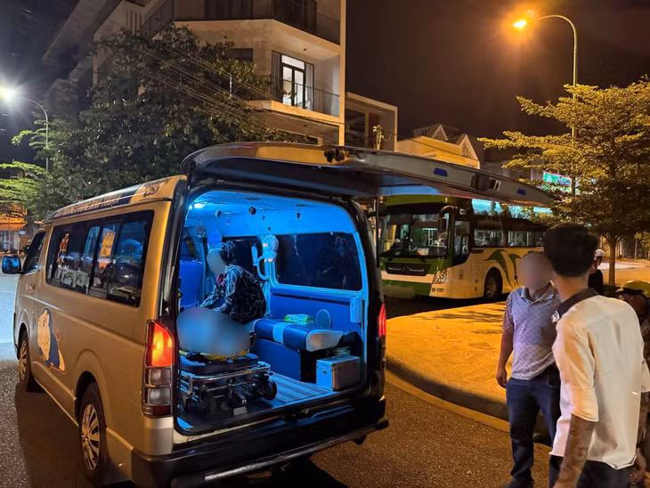 Nạn nhân bị đâm được đưa đi cấp cứu. Ảnh: Duy Tuấn