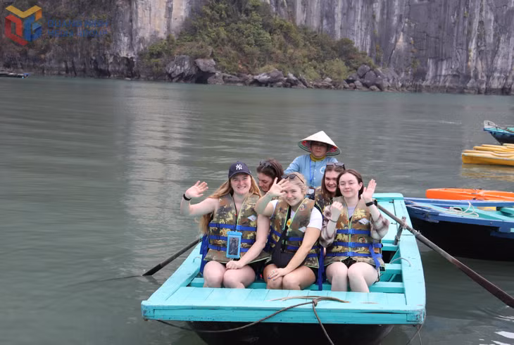 Du khách nước ngoài hào hứng khám phá Vịnh Hạ Long. 