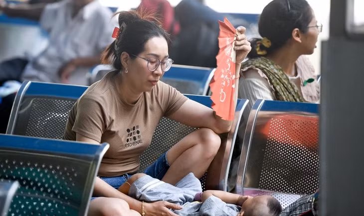 Số ca khám bệnh có xu hướng gia tăng trong mùa nắng nóng. Ảnh: Duy Hiệu.