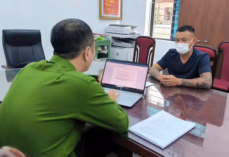 Đối tượng trong nhóm “Lợn rừng” bảo kê xây dựng ở Hà Nội làm việc với cơ quan công an. Ảnh: ANTĐ