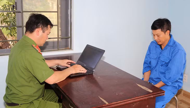Đối tượng Nguyễn Tấn Phát tại cơ quan Công an. Ảnh: Công an Sóc Trăng