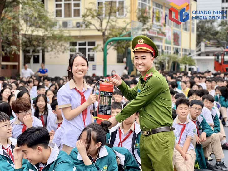Học sinh được giao lưu trả lời câu hỏi và nhận phần thưởng là bình chữa cháy xách tay.