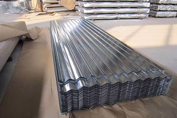 Tôn mạ kẽm dạng tấm được ứng dụng rộng rãi trong đời sống. Ảnh: Sắt thép Sata