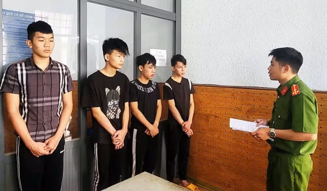 Công an đọc lệnh khởi tố nhóm đối tượng liên quan vụ hỗn chiến trên phố. Ảnh: Lê Ánh