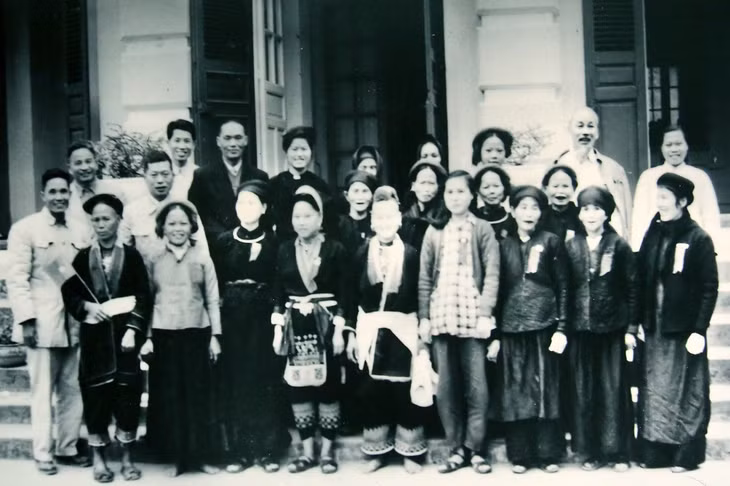 Chủ tịch Hồ Chí Minh chụp ảnh lưu niệm với các đại biểu dân tộc thiểu số tỉnh Hải Ninh ngày 20/2/1960.