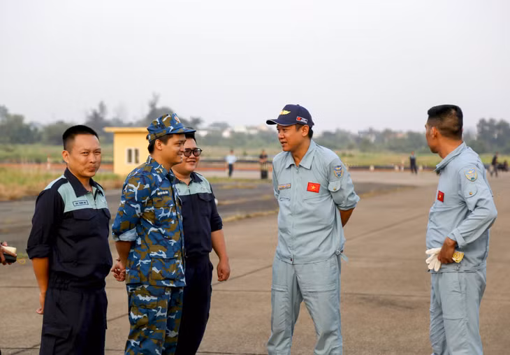 Trực thăng bay kéo cờ trên bầu trời Biên Hòa chuẩn bị cho lễ diễu binh 30-4 - 3