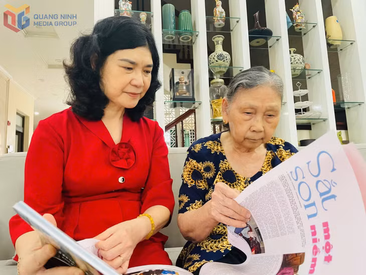 Bà Nguyễn Thị Hồng chia sẻ với con gái về những kỷ niệm trong thời kỳ tham gia phong trào "Ba đảm đang".