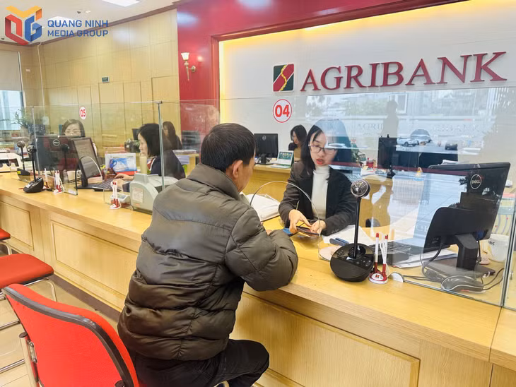 Cán bộ Agribank Quảng Ninh hướng dẫn khách hàng cài đặt 