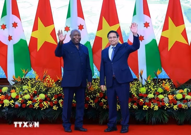 Thủ tướng Phạm Minh Chính hội kiến Tổng thống Burundi Évariste Ndayishimiye. (Ảnh: Dương Giang/TTXVN)
