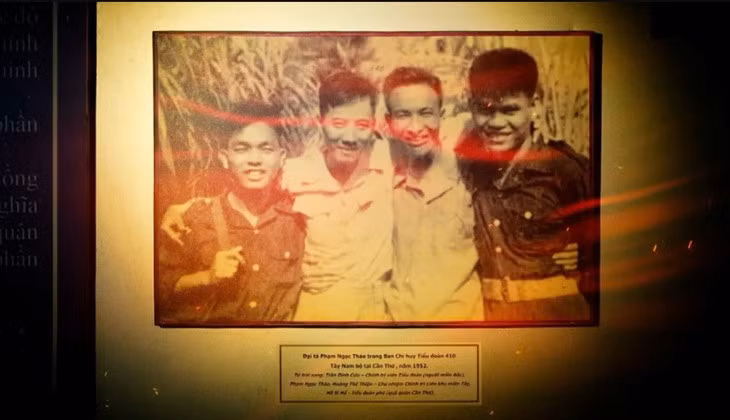 Đại tá Phạm Ngọc Thảo (thứ 2 từ trái sang) trong Ban chỉ huy Tiểu đoàn 410 Tây Nam Bộ tại Cần Thơ năm 1954 - Ảnh: VTV