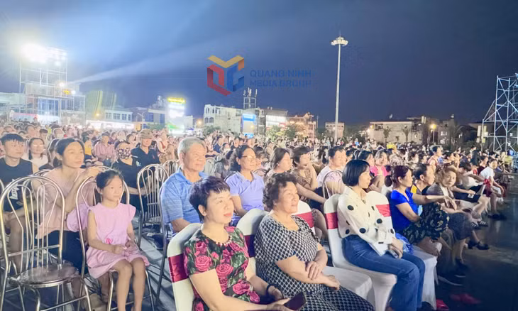 Đông đảo khán giả đến xem buổi tổng duyệt.