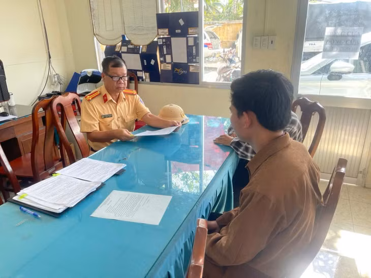CSGT làm việc, ra quyết định xử phạt vi phạm hành chính và tịch thu phương tiện.