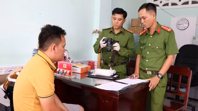 Giới và tang vật ma túy tại cơ quan công an. Ảnh: Tiến Dũng