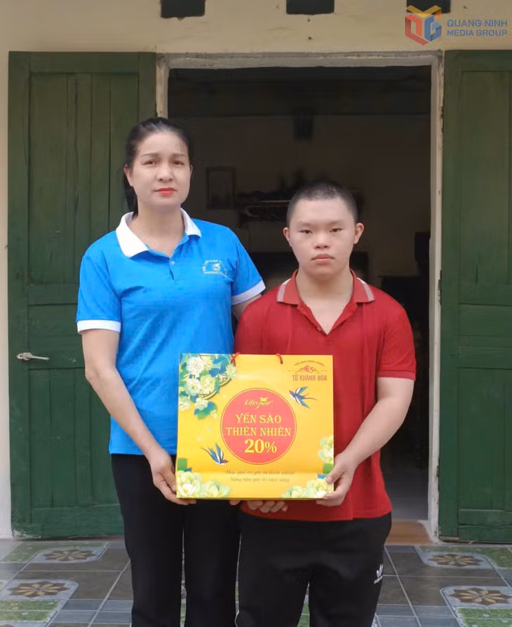 Chị Nguyễn Thị Xuyến tặng quà cho trẻ em có hoàn cảnh khó khăn trong khu Thọ Tràng, phường Yên Thọ (TP Đông Triều).