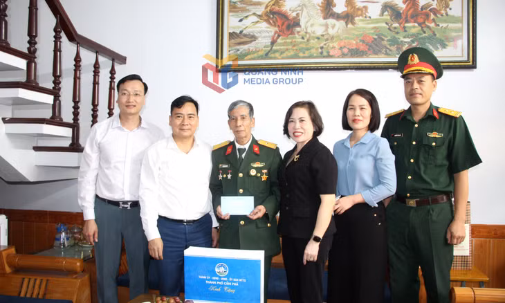Đồng chí Trịnh Thị Minh Thanh, Phó Bí thư Thường trực Tỉnh ủy, Chủ tịch HĐND tỉnh, thăm hỏi, tặng quà ông Đào Tuấn Tuyết, trú tại Khu Diêm Thủy, phường Cẩm Bình.