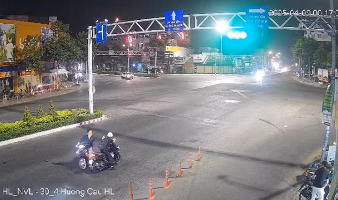 Nghi phạm dùng kéo đâm người dừng đèn đỏ tại quận Ninh Kiều, tối 8/4. Ảnh: Camera an ninh