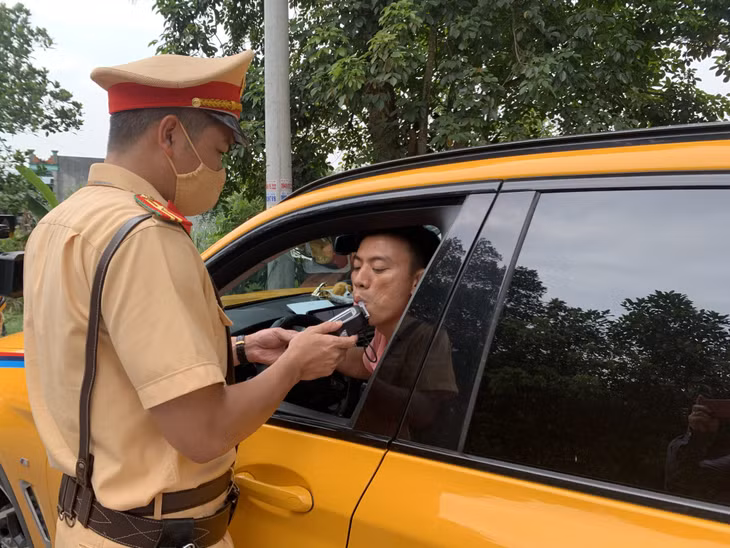 Công an huyện kiểm tra nồng độ cồn người điều khiển phương tiện tham gia giao thông.