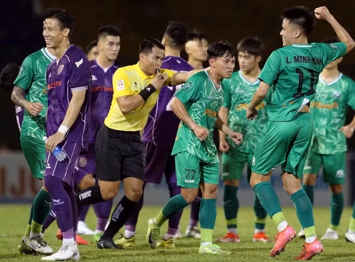 Trọng tài Nguyễn Văn Phúc và tổ VAR bị "treo còi" - Ảnh: ANH KHOA