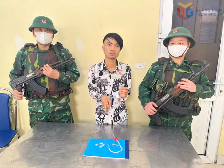 Đồn Biên phòng cửa khẩu cảng Hòn Gai (BĐBP tỉnh) bắt giữ đối tượng tàng trữ trái phép 0,928 gam ma tuý (ngày 15/4/2025). Ảnh: Nguyễn Chiến