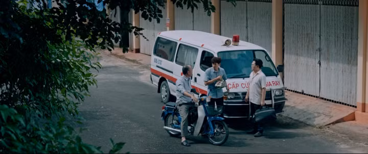 "Tìm xác - Ma không đầu" là bộ phim kinh dị xoay quanh việc dọn xác của Tiến (Tiến Luật).