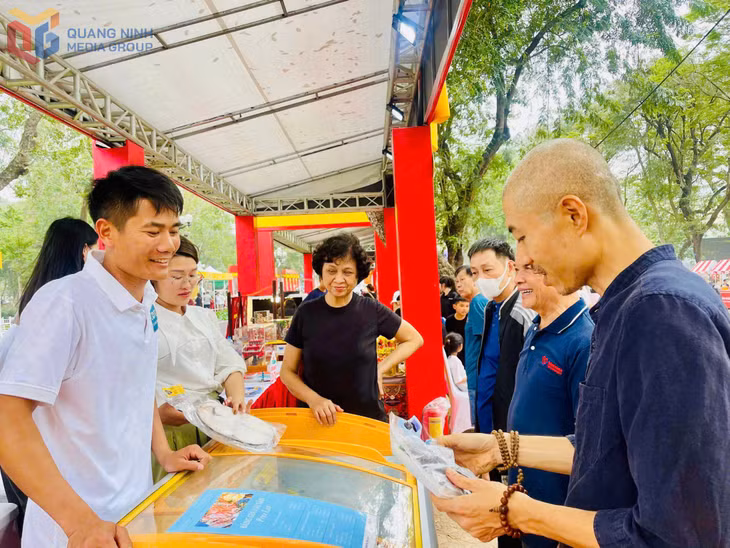 Các mặt hàng OCOP đặc trưng của Cô Tô rất hấp dẫn du khách. Ảnh: Kiều Anh (CTV)