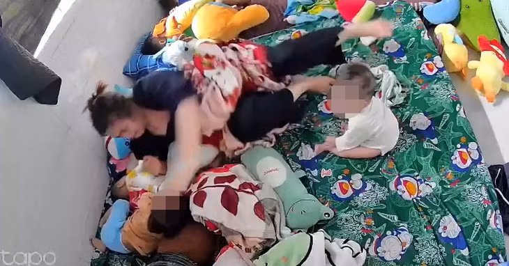 Bảo mẫu đang có động tác tát vào mặt bé gái. Ảnh: Chụp màn hình