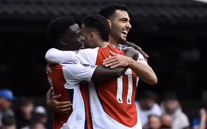Saka (trái) và Merino (phải) chúc mừng Martinelli ghi bàn nâng tỷ số lên 2-0 cho Arsenal, trong trận thắng Ipswich Town 4-0 ở vòng 33 Ngoại hạng Anh, ngày 21/4/2025 trên sân Portman Road, Suffolk, Anh. Ảnh: Reuters