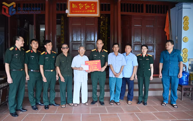 Cán bộ, chiến sĩ Phòng Hậu cần - Kỹ thuật (Bộ CHQS tỉnh) tặng sổ tiết kiệm trị giá 10 triệu đồng cho người có công với cách mạng trên địa bàn TX Quảng Yên.