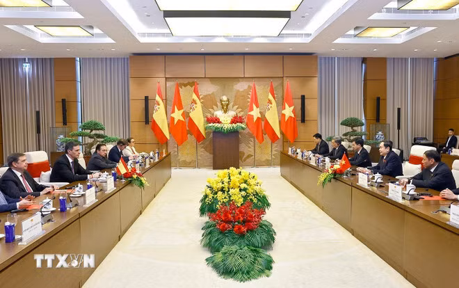 Chủ tịch Quốc hội Trần Thanh Mẫn hội kiến Thủ tướng Tây Ban Nha Pedro Sánchez. (Ảnh: Doãn Tấn/TTXVN)