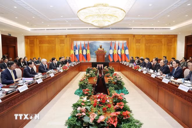 Chủ tịch nước Lương Cường hội kiến Chủ tịch Quốc hội Lào Saysomphone Phomvihane. (Ảnh: Lâm Khánh/TTXVN)