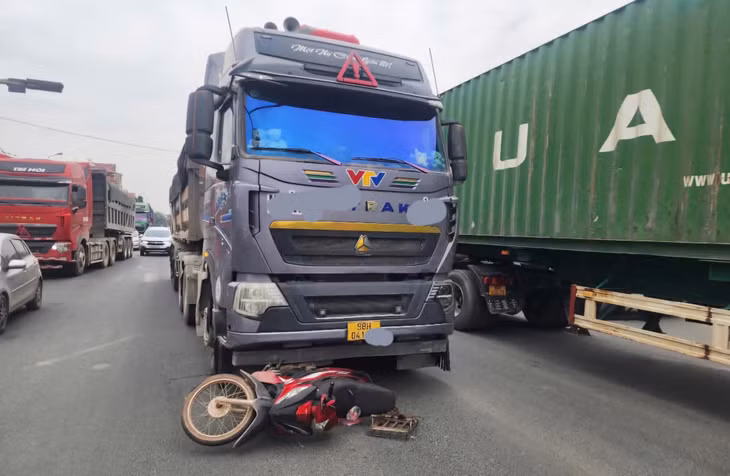Hiện trường vụ tai nạn khiến người đàn ông đi xe máy tử vong.