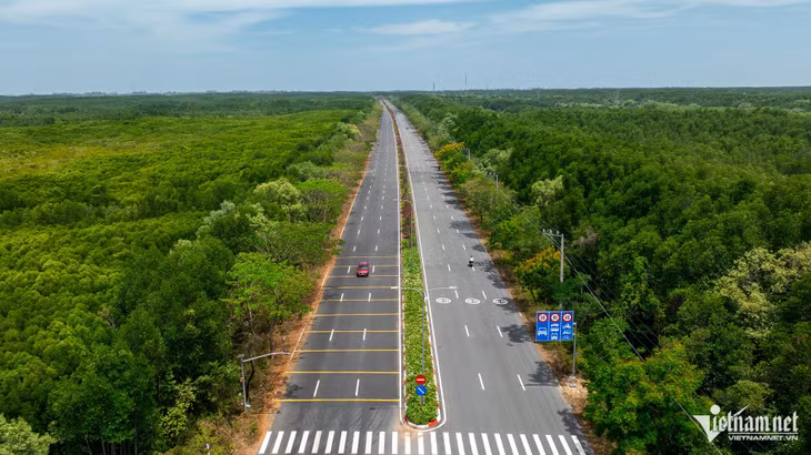 Đường Rừng Sác dài 36,5km và rộng 30m, quy mô 6 làn xe, thuận tiện cho việc di chuyển từ trung tâm TPHCM đến các địa điểm du lịch tại huyện Cần Giờ.