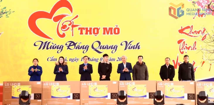 Tặng quà cho người lao động tại Tết Thợ mỏ 2025.