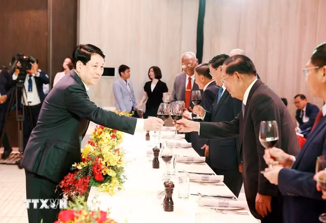 Chủ tịch nước Lương Cường chủ trì tiệc chiêu đãi các Trưởng đoàn khách quốc tế dự Lễ kỷ niệm 50 năm Ngày Giải phóng miền Nam, thống nhất đất nước. (Ảnh: Lâm Khánh/TTXVN)