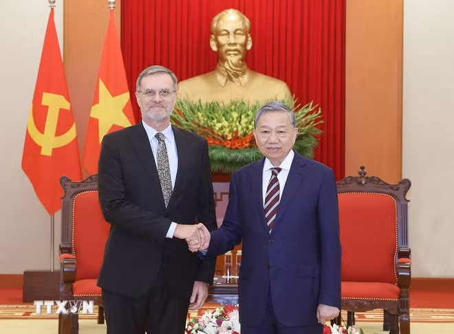 Tổng Bí thư Tô Lâm tiếp Đại sứ Pháp tại Việt Nam Olivier Brochet. (Ảnh: Thống Nhất/TTXVN)